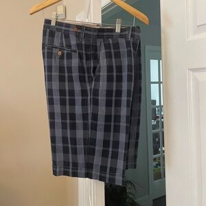 Tommy Bahama Men’s Shorts. Waist size 34. Blue with pattern.